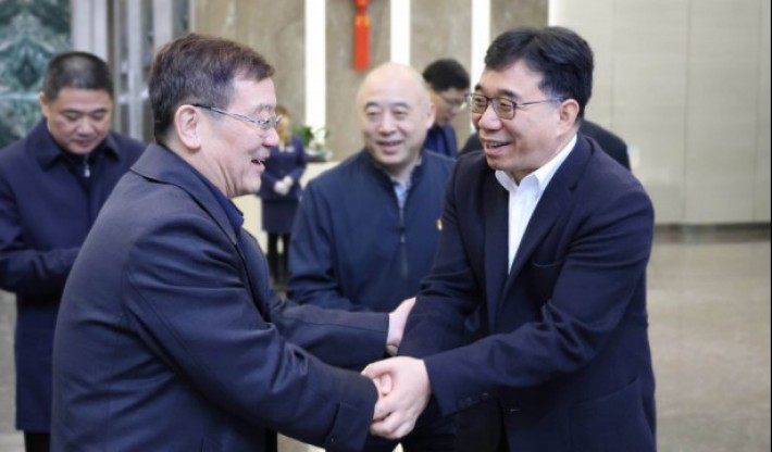 中央统战部副部长，，，，，天下工商联党组书记、常务副主席徐乐江